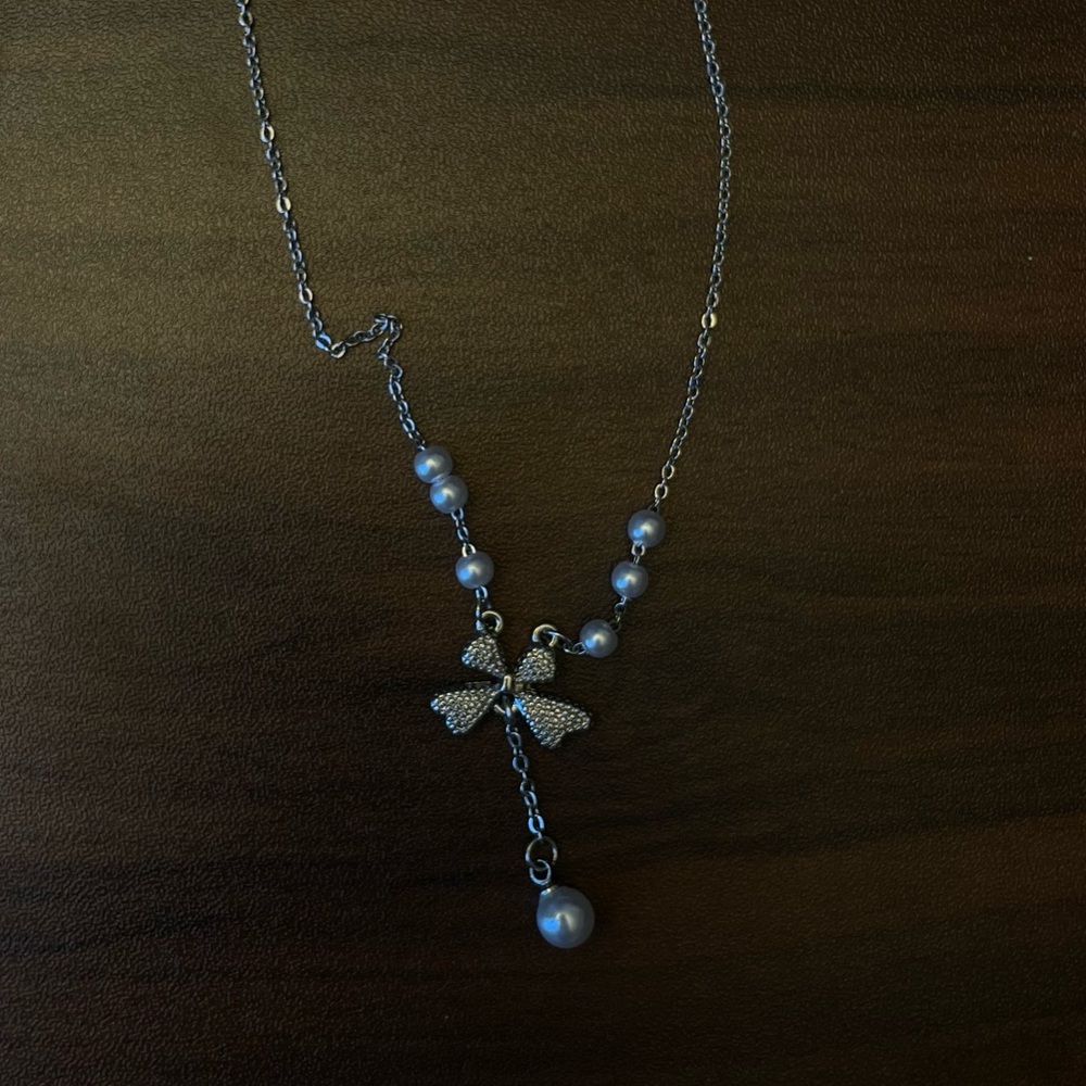 Silver bow pearl necklace